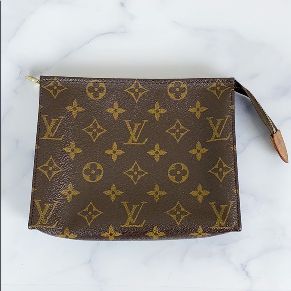 Louis Vuitton Handbags - Louis Vuitton Toiletry Pouch 19 🌿